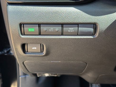 Used 2023 Nissan Sentra SV w/ SV Premium Package image 17