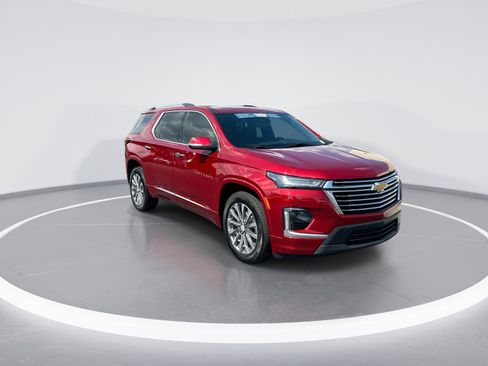 Used 2023 Chevrolet Traverse Premier FWD image 2