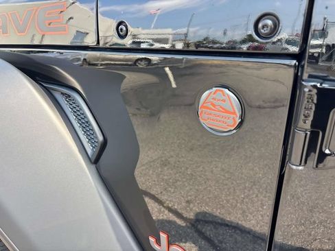 Used 2025 Jeep Gladiator Mojave w/ Safety Group AWD/4WD image 37