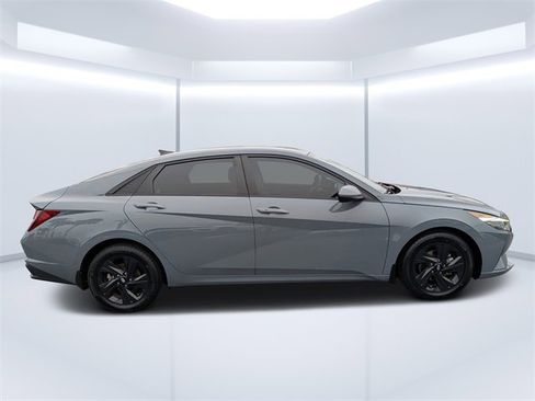 Used 2022 Hyundai Elantra SEL image 2