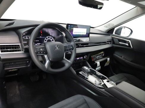 New 2025 Mitsubishi Outlander SE image 5