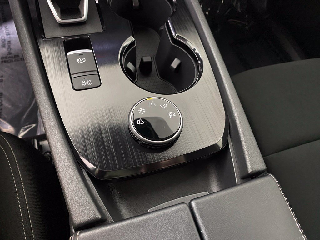 Used 2025 Nissan Rogue S AWD/4WD image 18