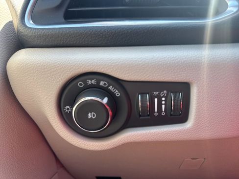 Used 2023 Chrysler Pacifica Limited FWD image 11