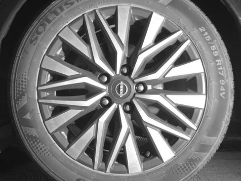 Used 2025 Nissan Altima 2.5 SV FWD image 14