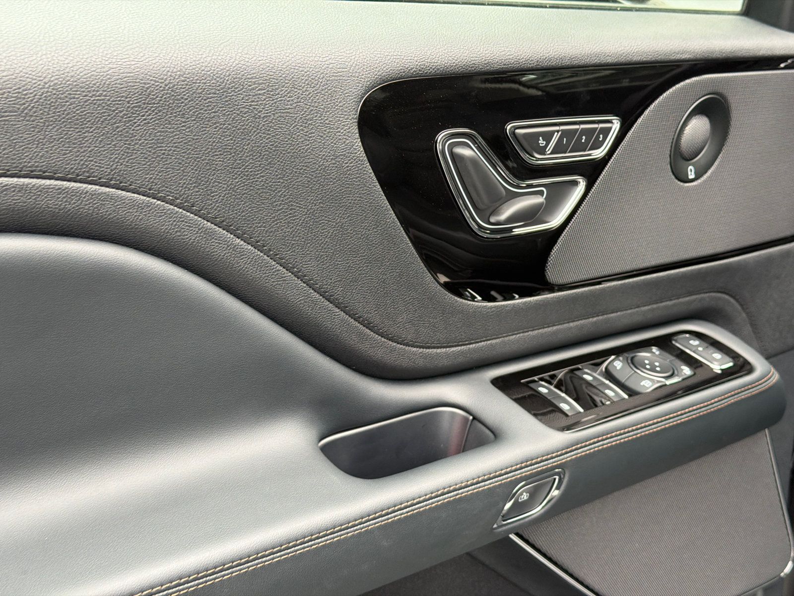 New 2027 Lincoln Aviator Reserve w/ Jet Appearance Package AWD/4WD image 20