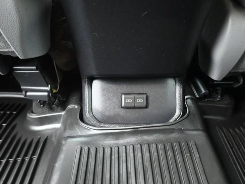 Used 2023 Toyota Highlander XLE FWD image 39