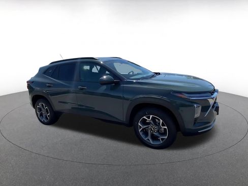Used 2025 Chevrolet Trax LT FWD image 2