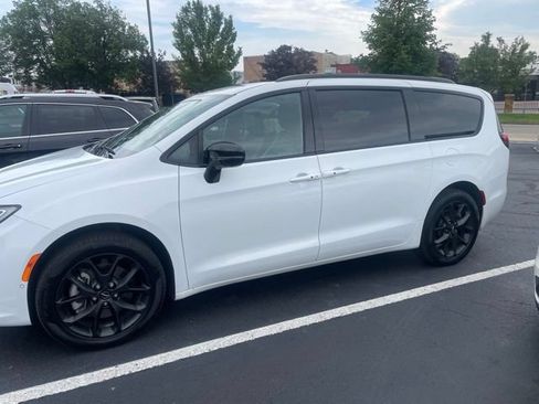 Used 2025 Chrysler Pacifica Limited w/ Uconnect Theater Family Group AWD/4WD image 1