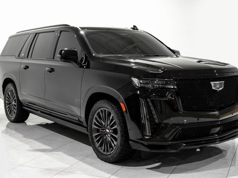 Used 2023 Cadillac Escalade ESV V image 3