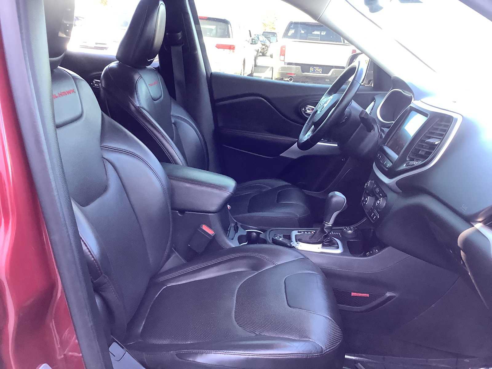 Used 2017 Jeep Cherokee Trailhawk AWD/4WD image 15