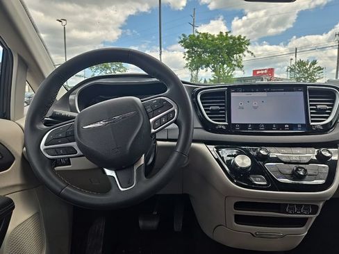 Used 2023 Chrysler Pacifica Touring-L FWD image 35