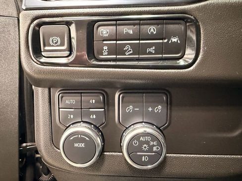 Used 2025 GMC Yukon XL AT4 w/ AT4 Premium Package AWD/4WD image 22