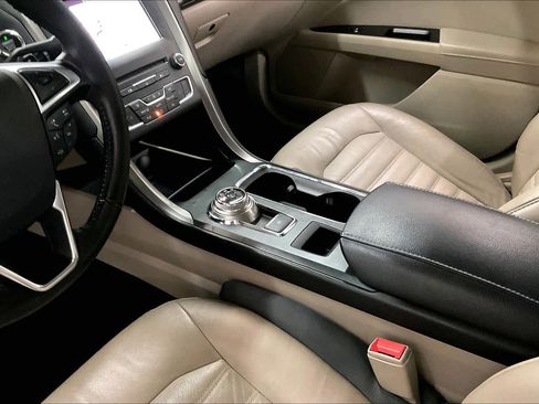 Used 2017 Ford Fusion SE image 19