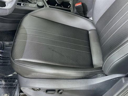 Certified 2024 Volkswagen Tiguan SE w/ Panoramic Sunroof Package AWD/4WD image 12
