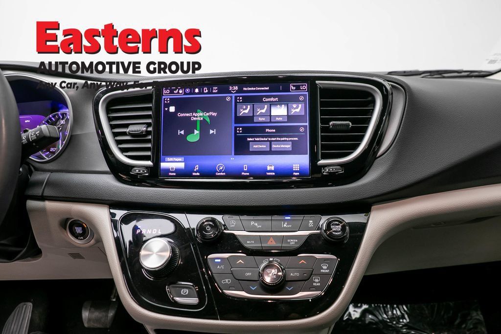 Used 2023 Chrysler Pacifica Touring-L FWD image 12