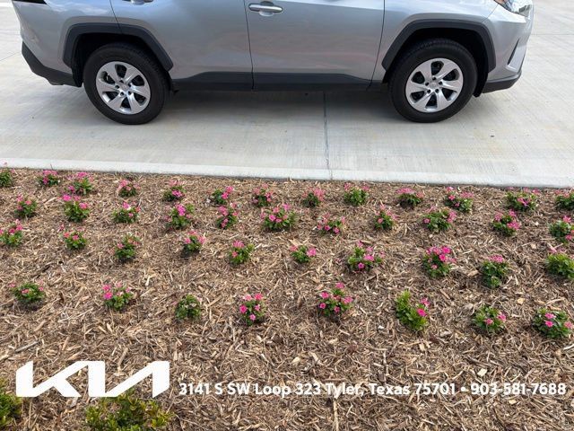 Used 2019 Toyota RAV4 LE FWD image 11