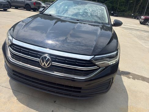 Used 2023 Volkswagen Jetta SE w/ Panoramic Sunroof Package FWD image 2
