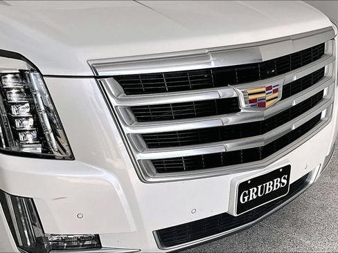 Used 2018 Cadillac Escalade Luxury AWD/4WD image 36