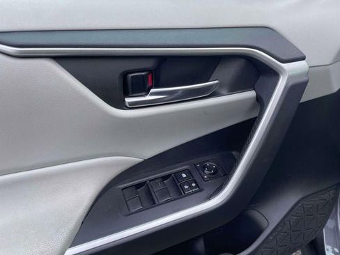 Used 2021 Toyota RAV4 XLE w/ Convenience Package image 17