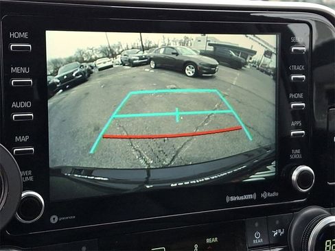 Used 2021 Toyota Highlander XLE image 21