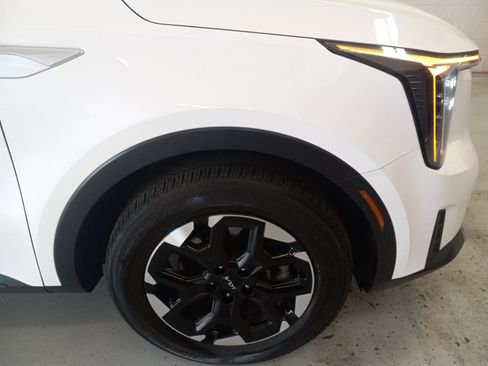 Used 2024 Kia Sorento S FWD image 3