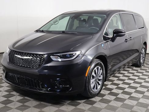 Used 2023 Chrysler Pacifica Touring-L FWD image 8