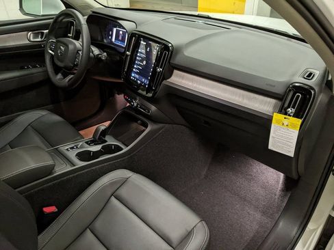 New 2025 Volvo XC40 B5 Core w/ Protection Package Premier image 22