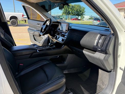 Used 2022 Nissan Pathfinder SV FWD image 17