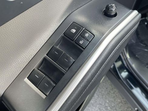 Used 2023 Toyota Highlander XLE image 29