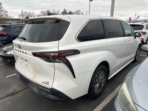 Used 2024 Toyota Sienna LE image 7