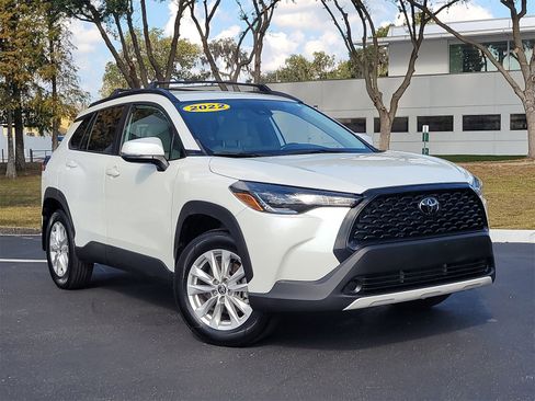 Used 2022 Toyota Corolla Cross LE image 2