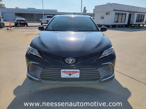 Used 2022 Toyota Camry LE image 2