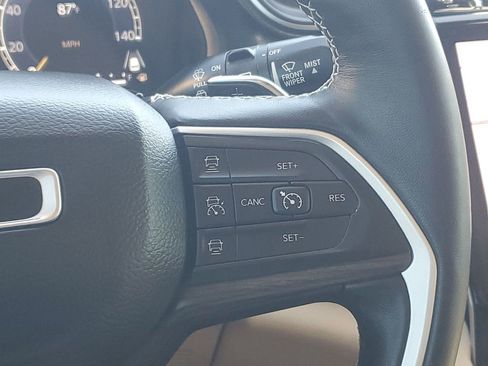 Used 2022 Jeep Grand Cherokee Limited w/ Luxury Tech Group II image 36