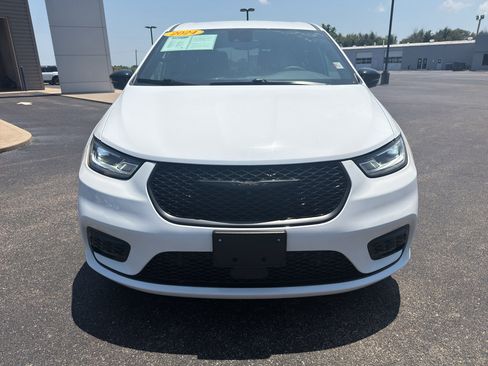 Used 2024 Chrysler Pacifica Limited FWD image 3