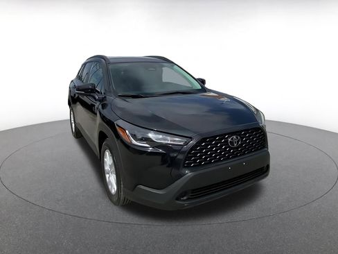 Used 2025 Toyota Corolla Cross LE image 3