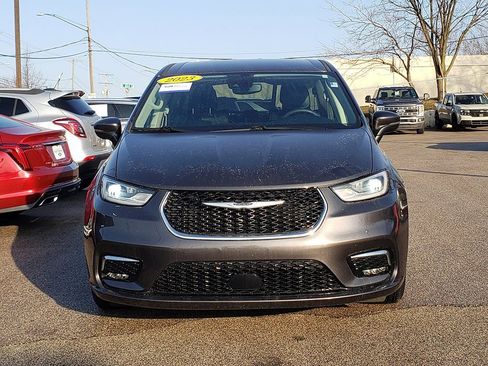 Used 2023 Chrysler Pacifica Touring-L FWD image 2