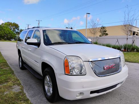 Used 2010 GMC Yukon XL SLT w/ SLT-2 Equipment Package image 12