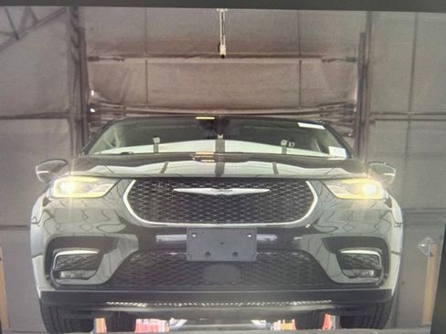 Used 2023 Chrysler Pacifica Touring-L FWD image 12