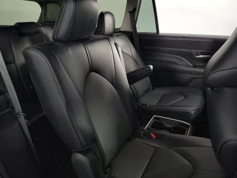 Used 2025 Toyota Grand Highlander AWD image 17