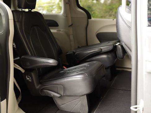 Used 2022 Chrysler Pacifica Touring-L FWD image 30