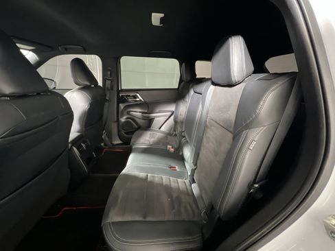 Used 2023 Mitsubishi Outlander SE Black Edition image 18