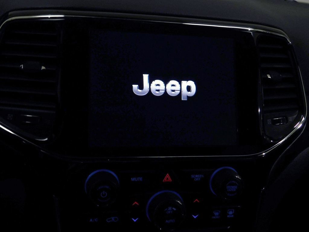 Used 2020 Jeep Grand Cherokee Altitude AWD/4WD image 39