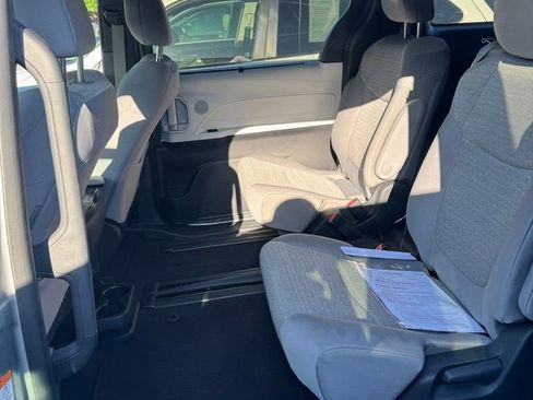 Used 2025 Toyota Sienna LE FWD image 25