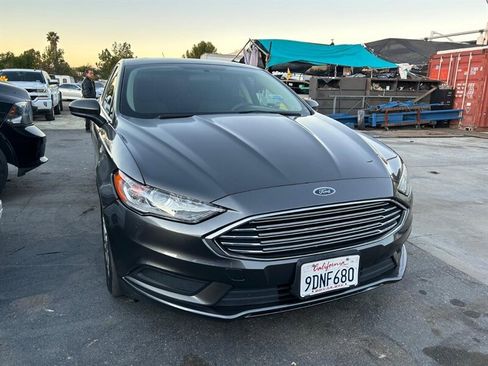 Used 2018 Ford Fusion SE w/ Fusion SE Technology Package image 3