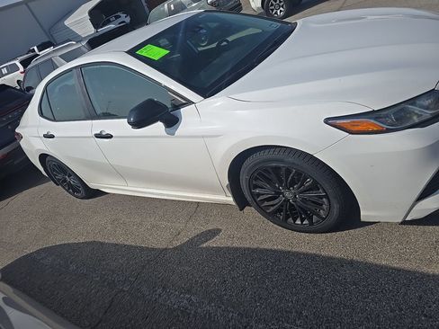 Used 2019 Toyota Camry SE FWD image 4