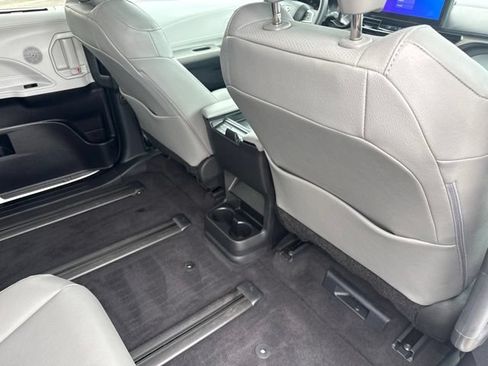 Used 2025 Toyota Sienna XLE FWD image 18