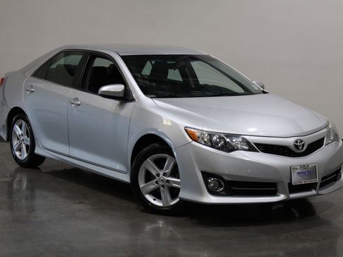 Used 2014 Toyota Camry SE image 2