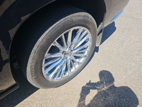 Used 2024 Cadillac Escalade ESV Premium Luxury Platinum image 9