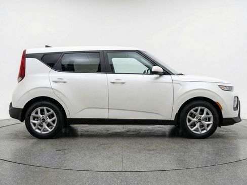 Used 2025 Kia Soul LX w/ LX Technology Package image 11