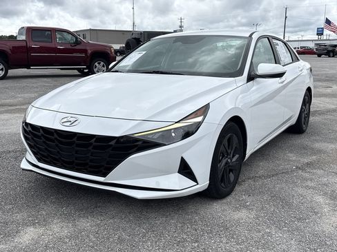 Used 2022 Hyundai Elantra Blue FWD image 4